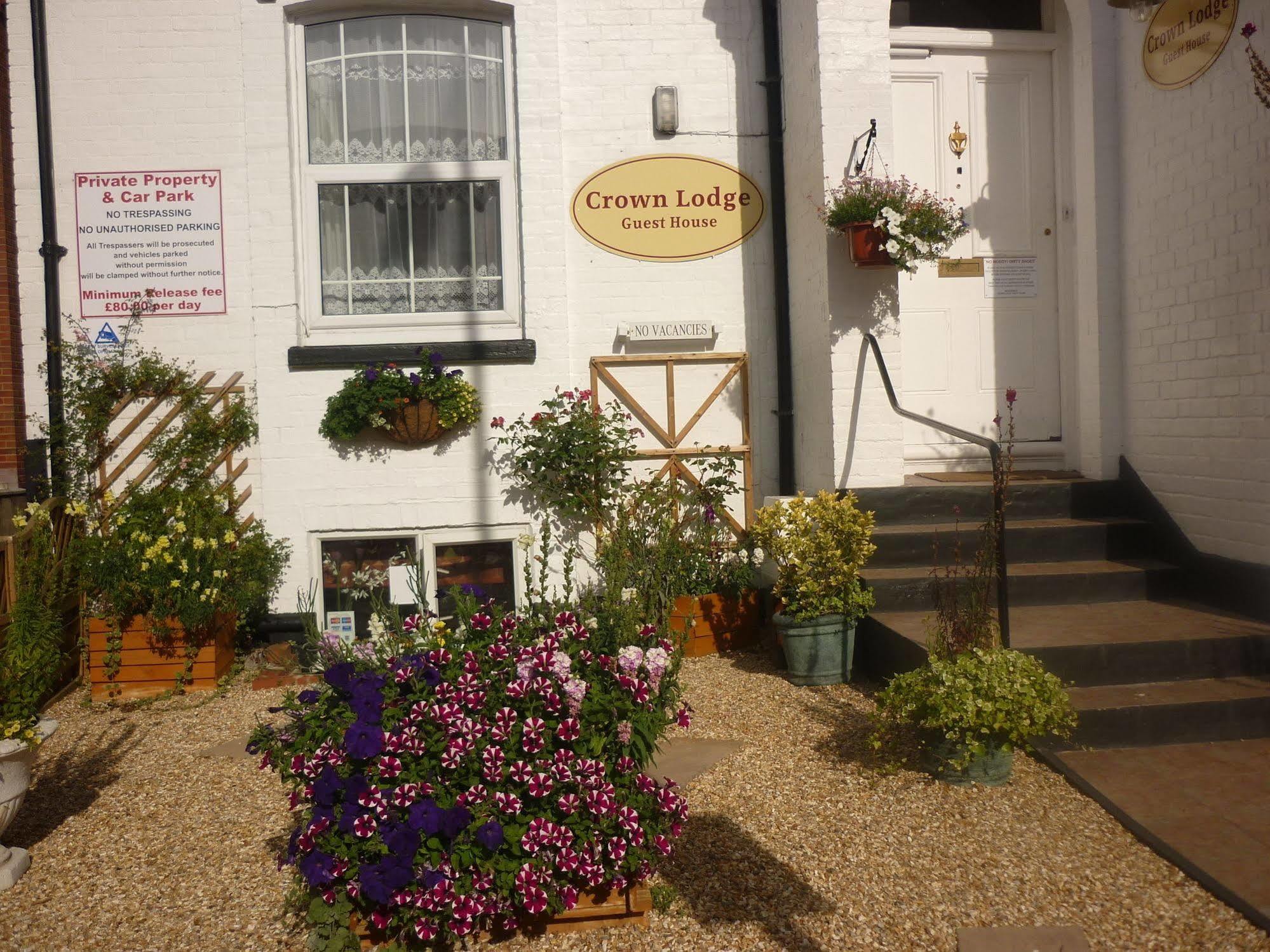 Crown Lodge Guest House Reading Exterior photo